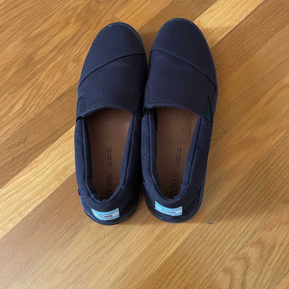 Tom’s slip on sneakers NWOT
